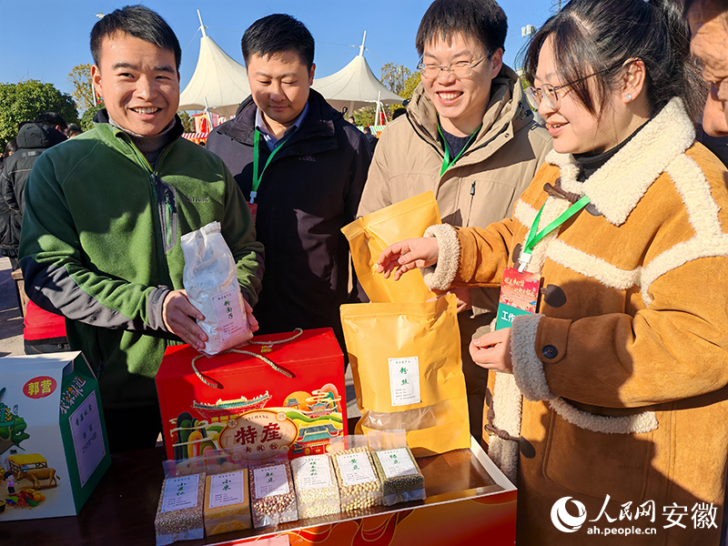 特色农凯发总代的产品展示。人民网 丁纪摄.jpg