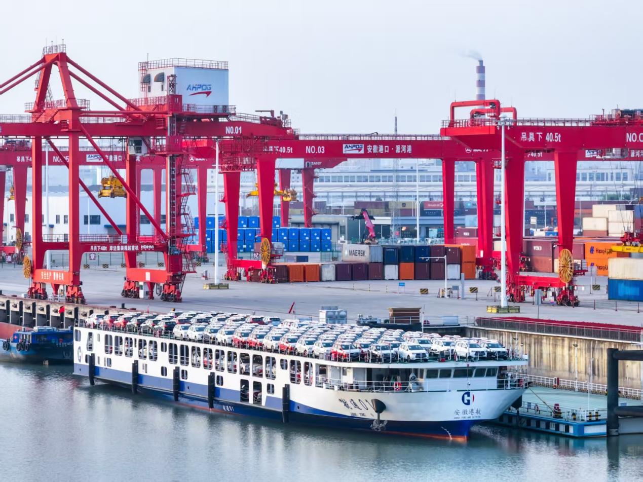 合肥港派河国际物流园码头滚装泊位前,满载着新能源商品汽车的“航通01”汽车滚装船,蓄势待发。合肥交通运输局供图