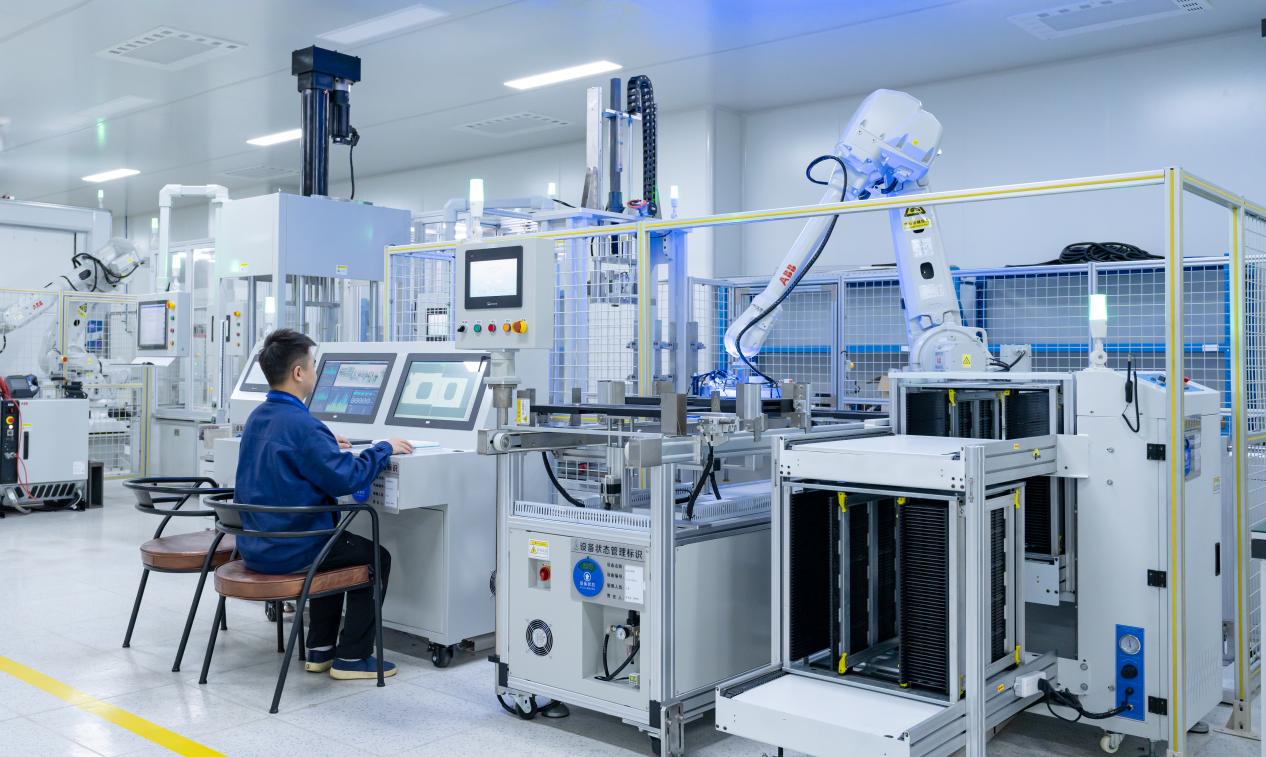 在安徽全柴动力,工作人员监控自动化生产线。全椒县委宣传部供图