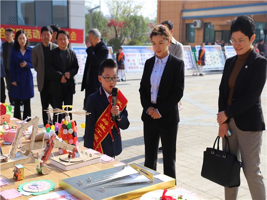 “小小讲解员”介绍并展示科技成果.jpg